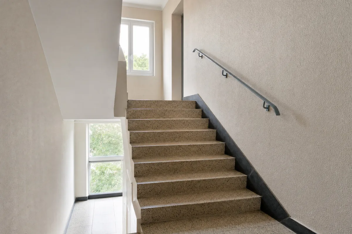 Cage d'escalier d'immeuble aux marches propres